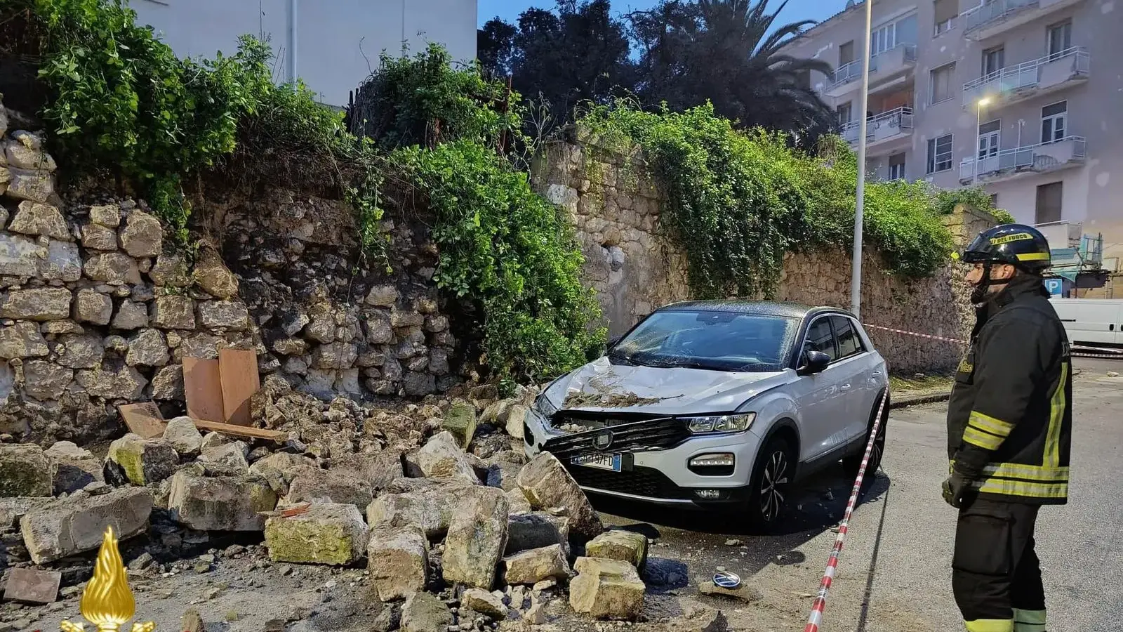 Crolla un muro di contenimento a Sassari: due auto travolte dai massi