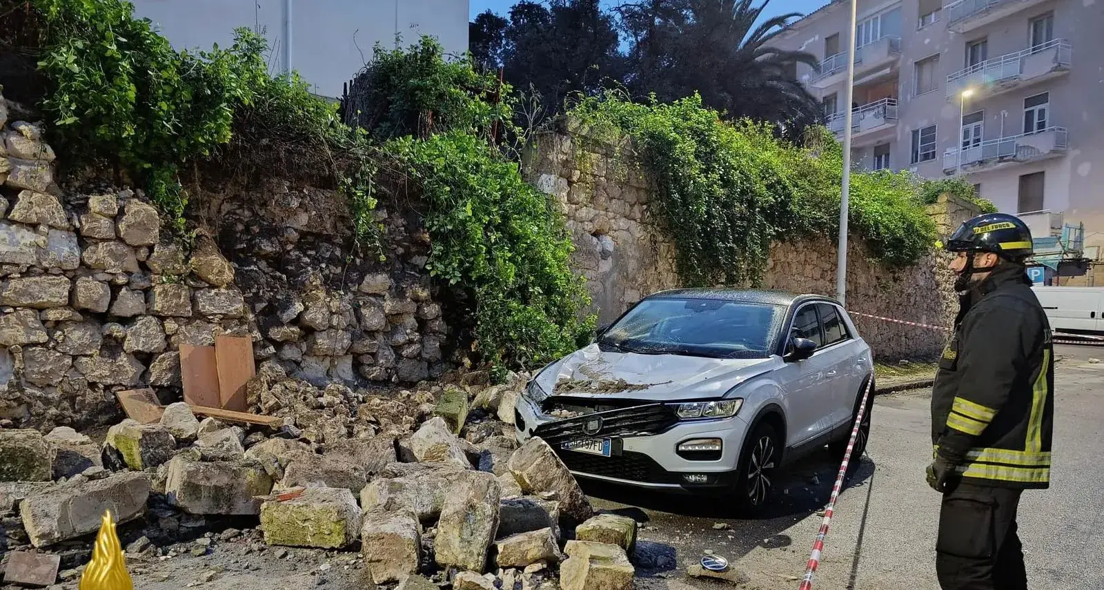 Crolla un muro di contenimento a Sassari: due auto travolte dai massi