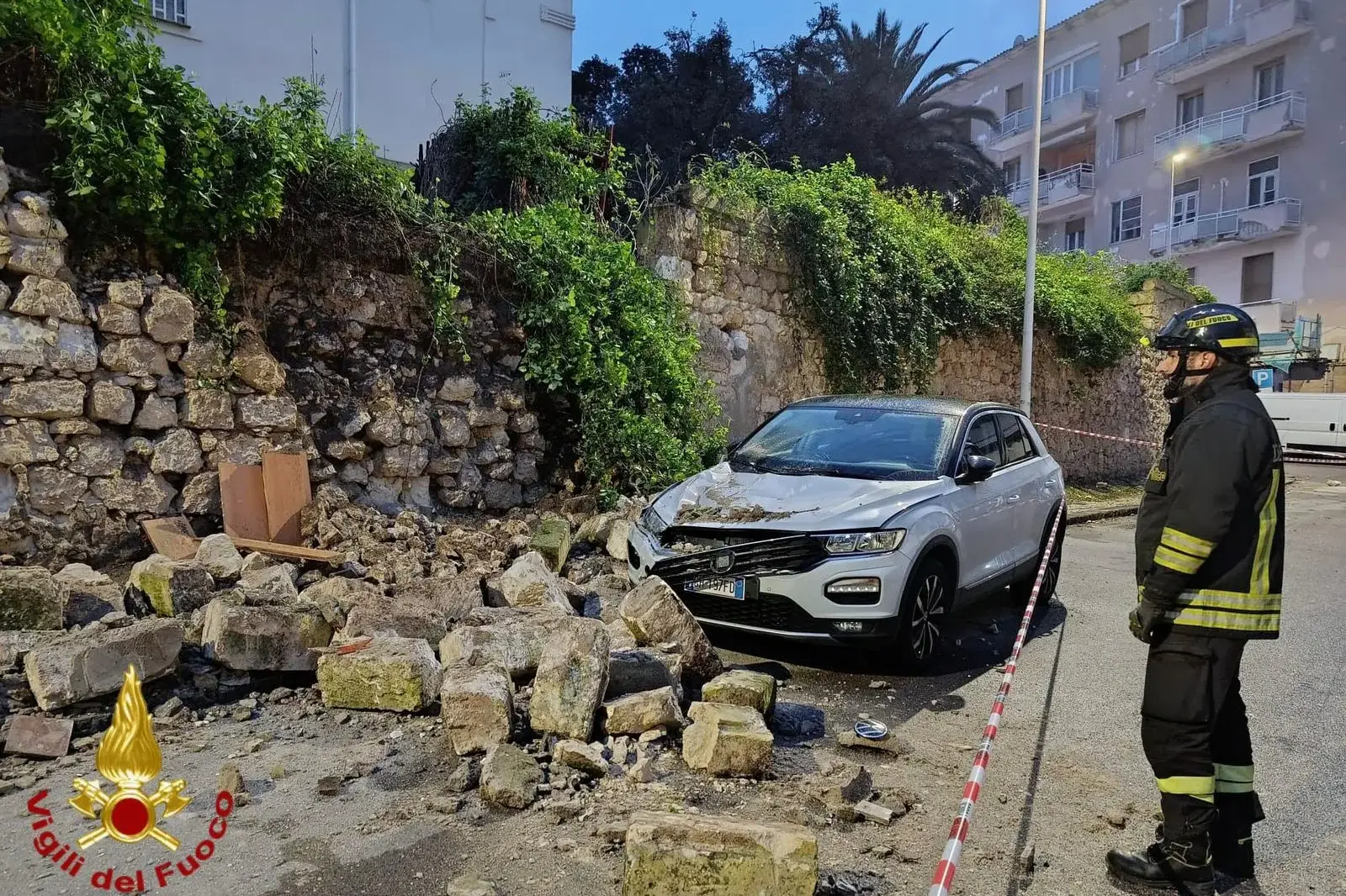 Crolla un muro di contenimento a Sassari: due auto travolte dai massi