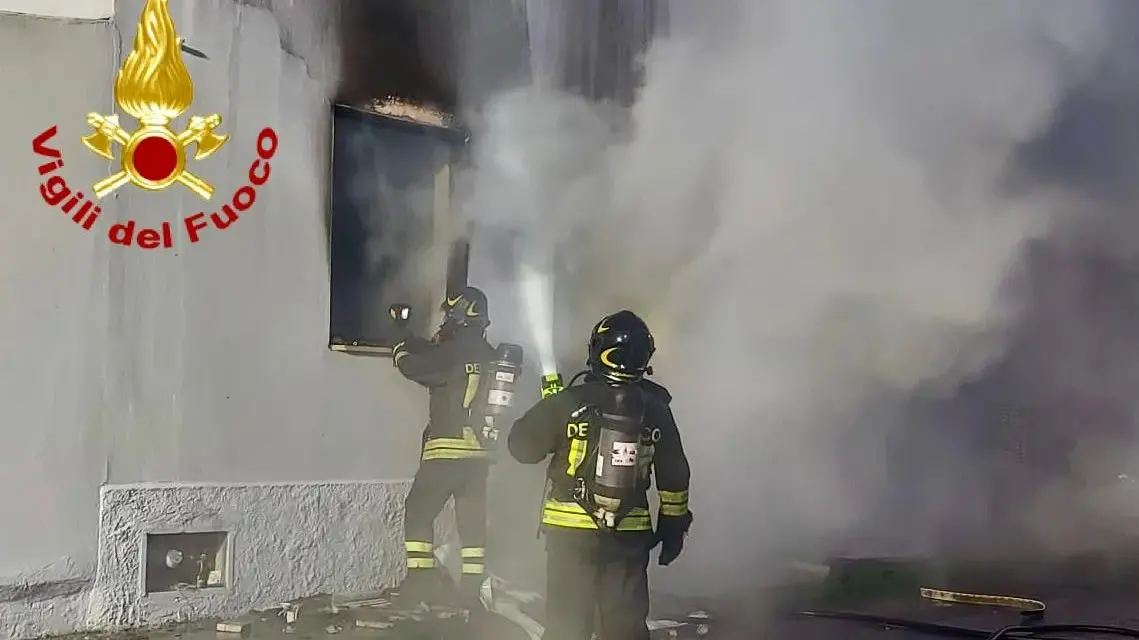 Scoppia incendio in appartamento a Olbia: le persone al suo interno si mettono in salvo