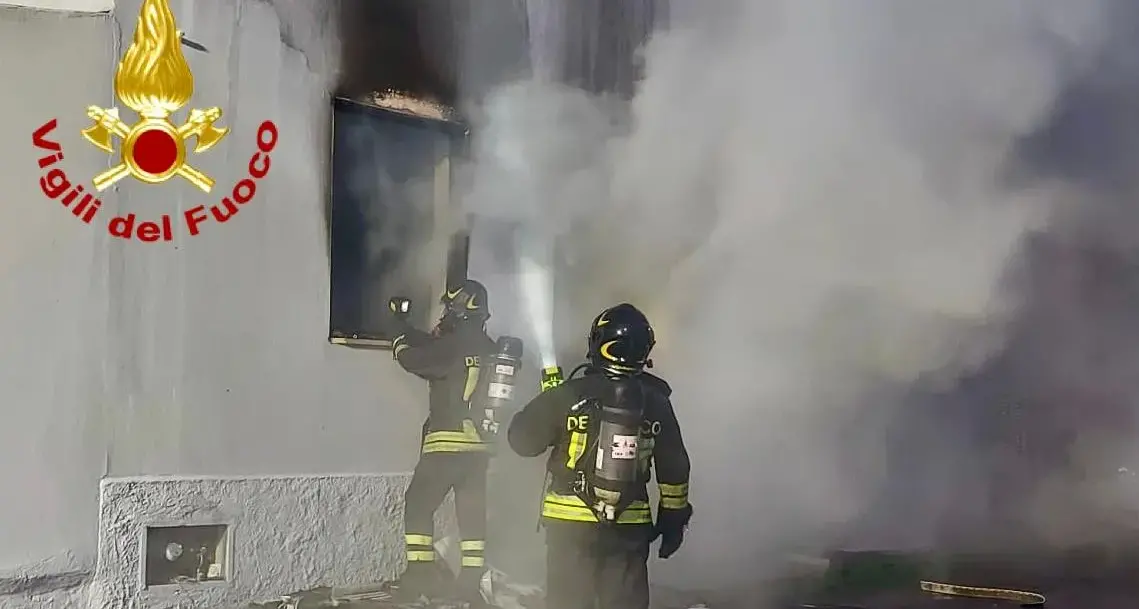 Scoppia incendio in appartamento a Olbia: le persone al suo interno si mettono in salvo