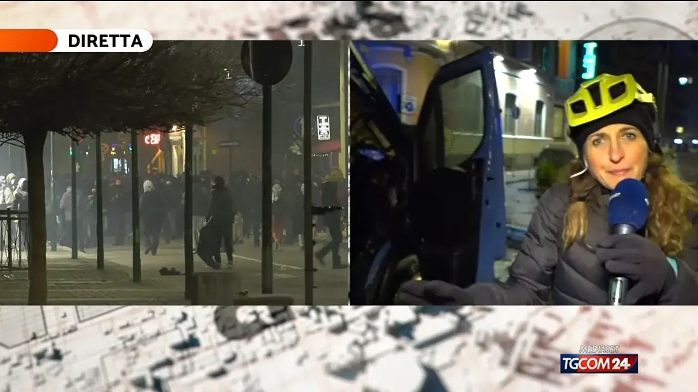 Guerriglia urbana a Torino dopo il corteo anarchico: scontri, incendi e agenti feriti