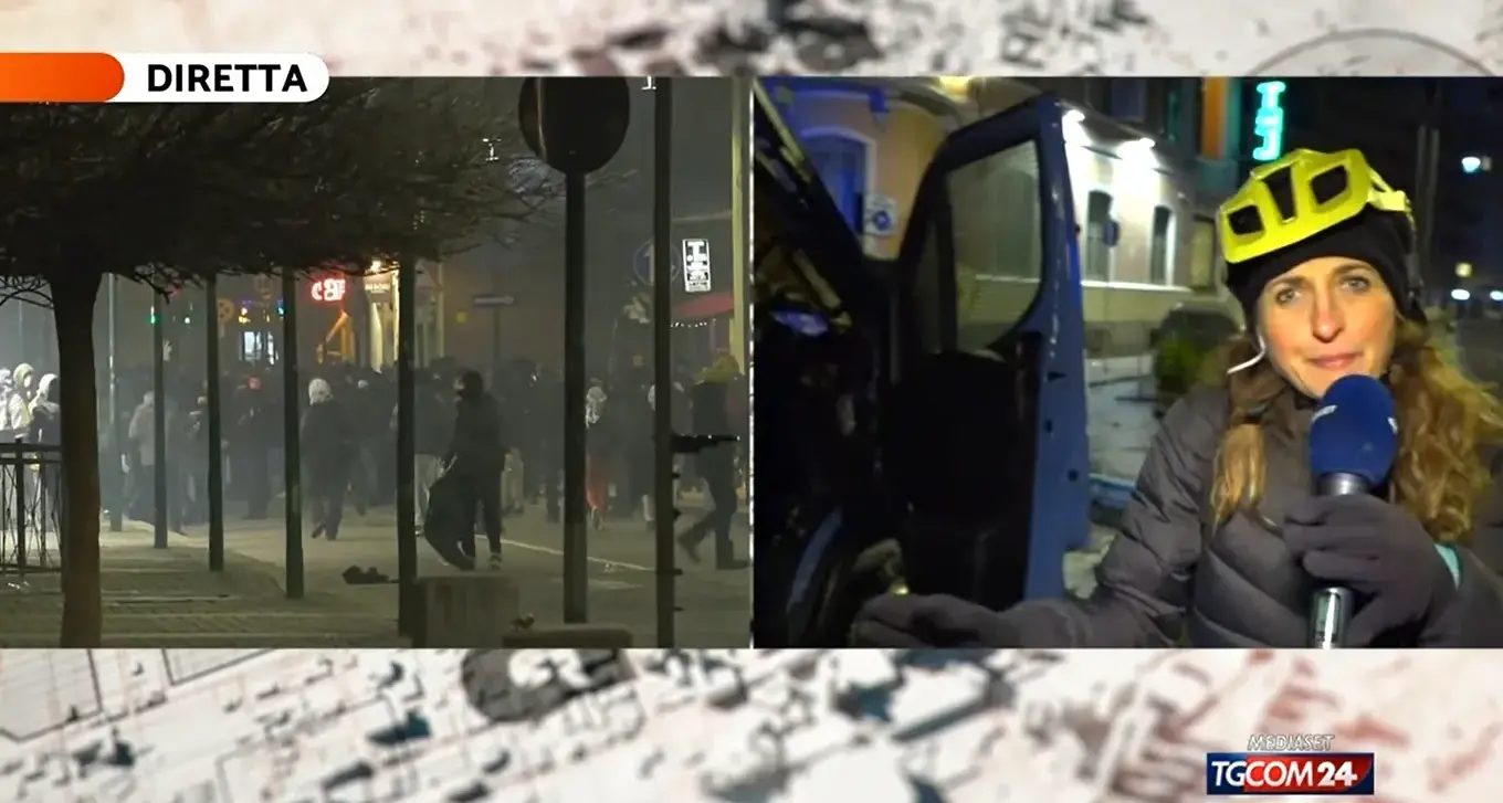 Guerriglia urbana a Torino dopo il corteo anarchico: scontri, incendi e agenti feriti