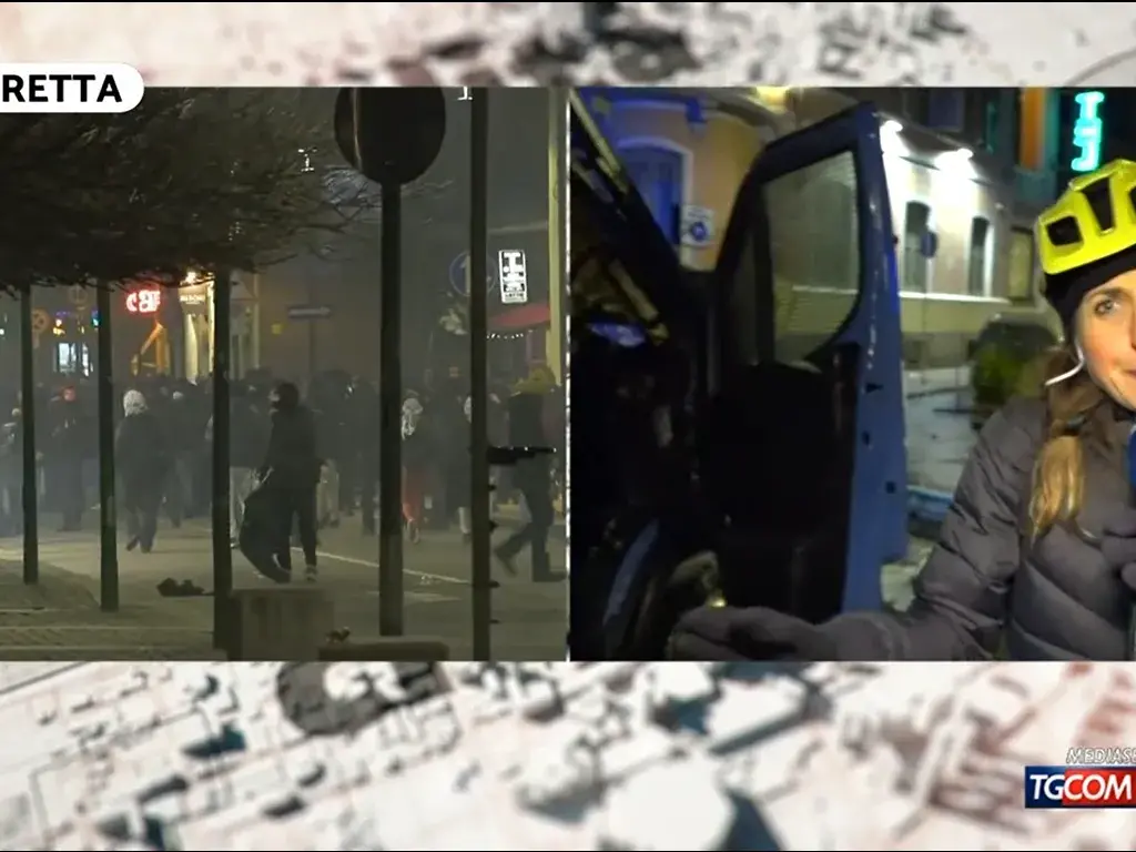 Guerriglia urbana a Torino dopo il corteo anarchico: scontri, incendi e agenti feriti