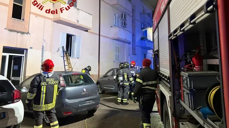 Incendio in appartamento a Sassari: due persone del piano superiore in pronto soccorso