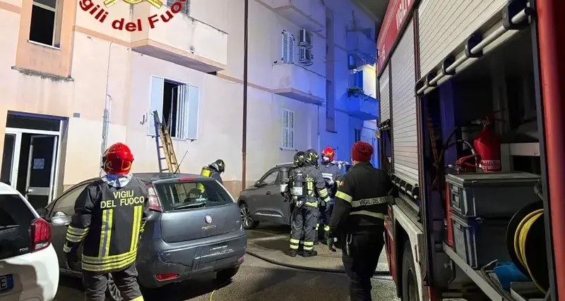 Incendio in appartamento a Sassari: due persone del piano superiore in pronto soccorso