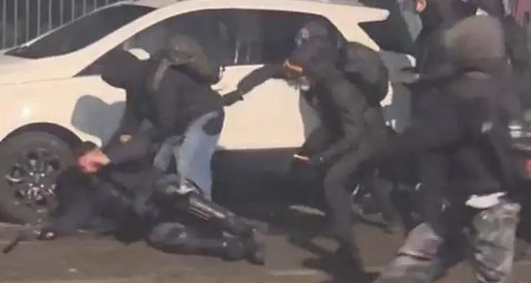 Immagini choc a Torino: calci, pugni e martellate ad agente durante scontri: \"Sto bene\"