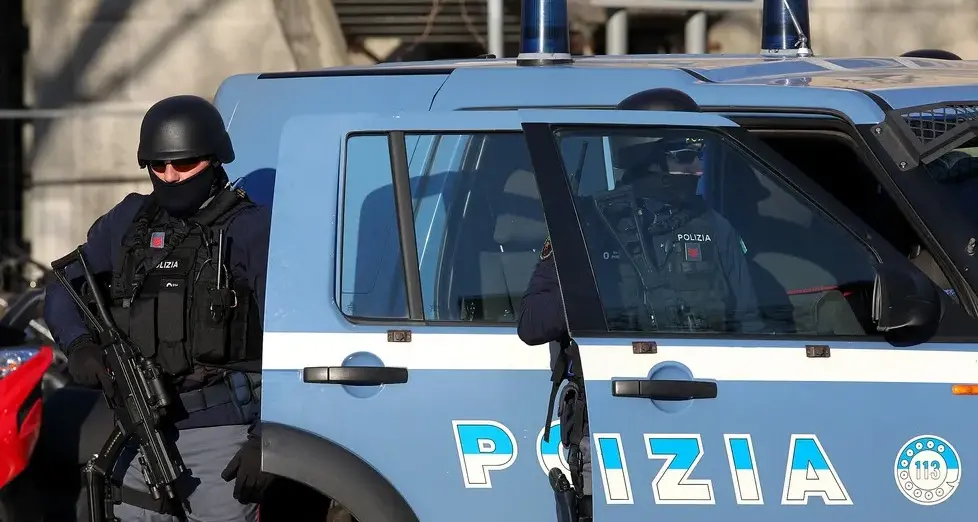 Ruba pistola a un vigilante e poi spara agli agenti che rispondo al fuoco ferendolo gravemente