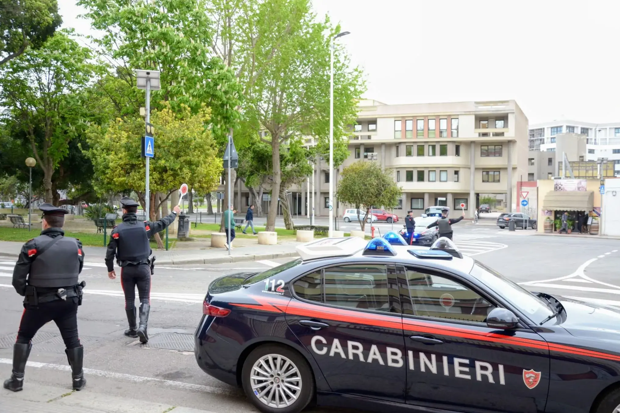 Allontanato per maltrattamenti ai genitori si ripresenta a casa: arrestato giovane a Cagliari