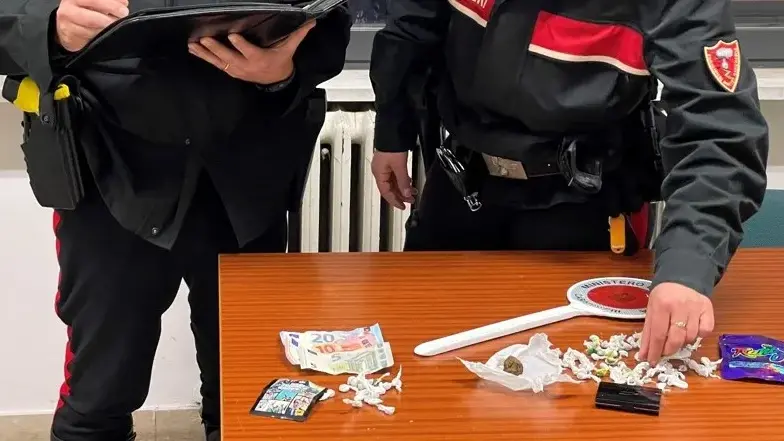 Fermato con hashish dopo fuga a piedi, in casa altra droga: arrestato minorenne a Porto Torres