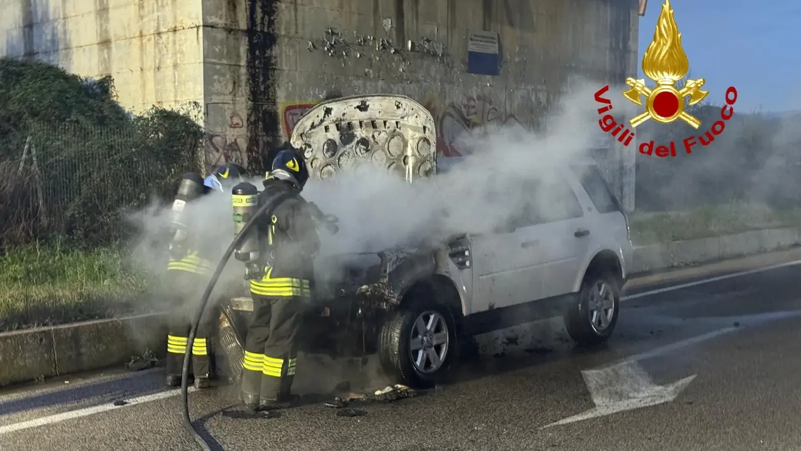Auto in fiamme sulla circonvallazione di Olbia: paura per il conducente
