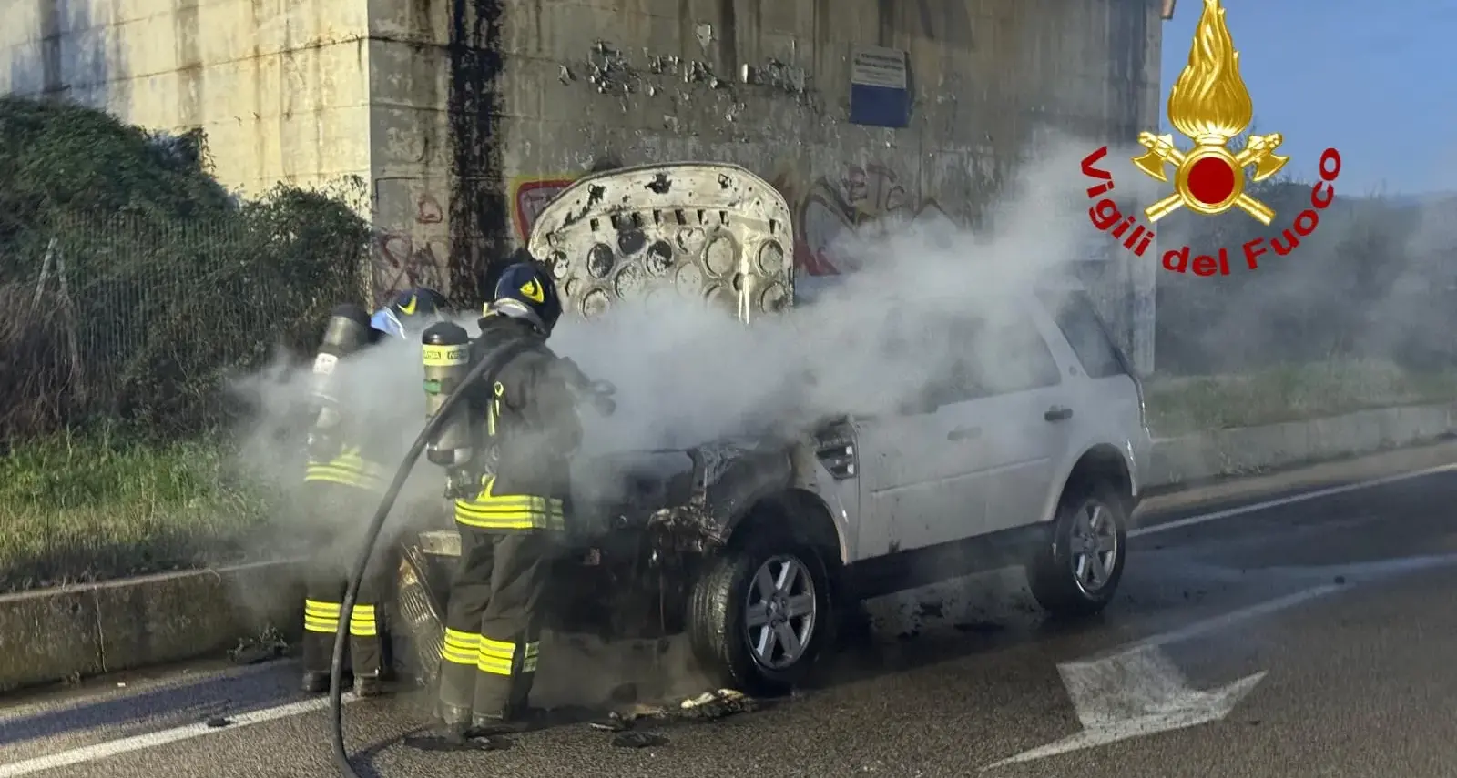 Auto in fiamme sulla circonvallazione di Olbia: paura per il conducente