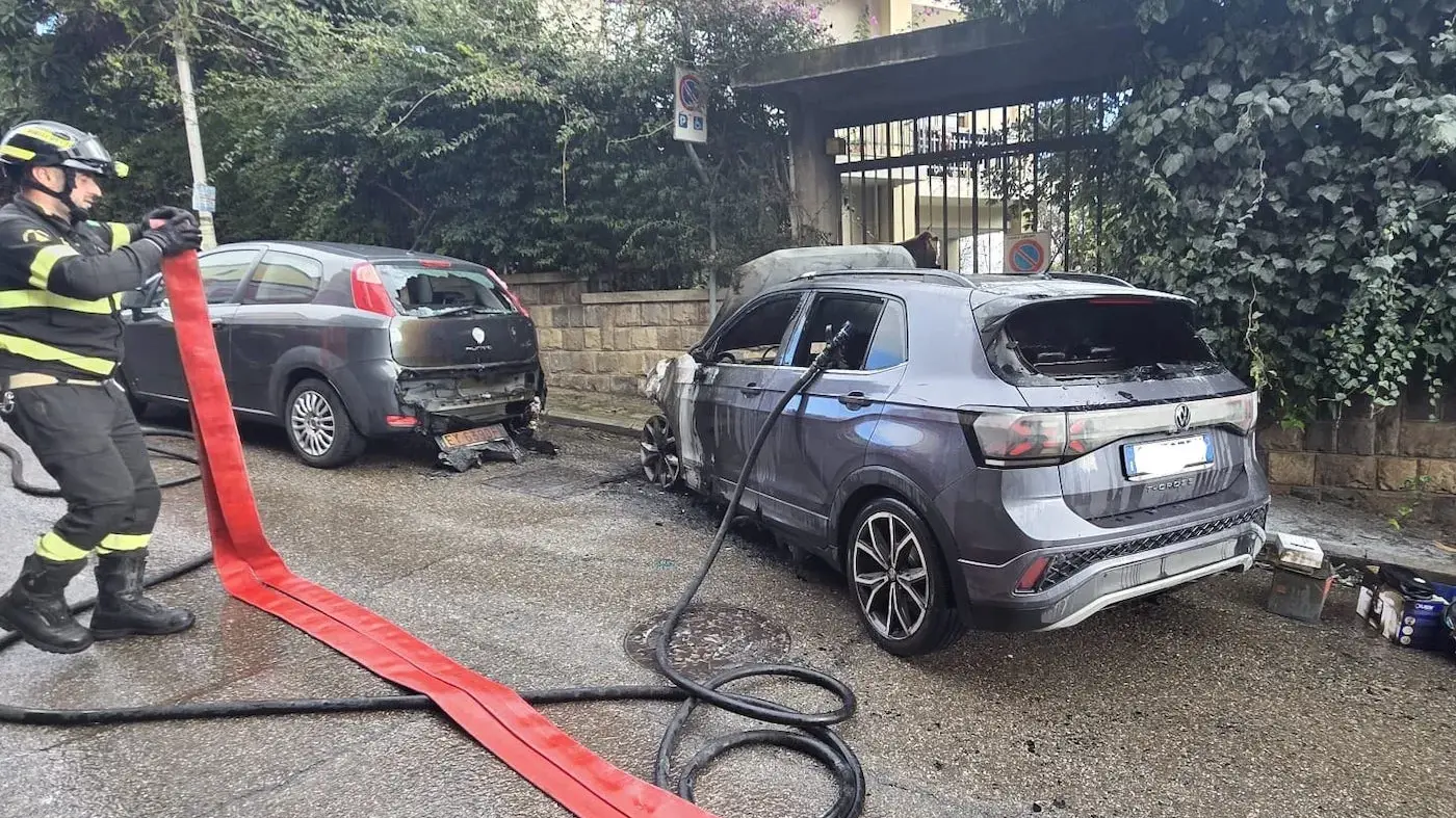 Auto in fiamme in via Goito, a Cagliari: si indaga per attentato incendiario