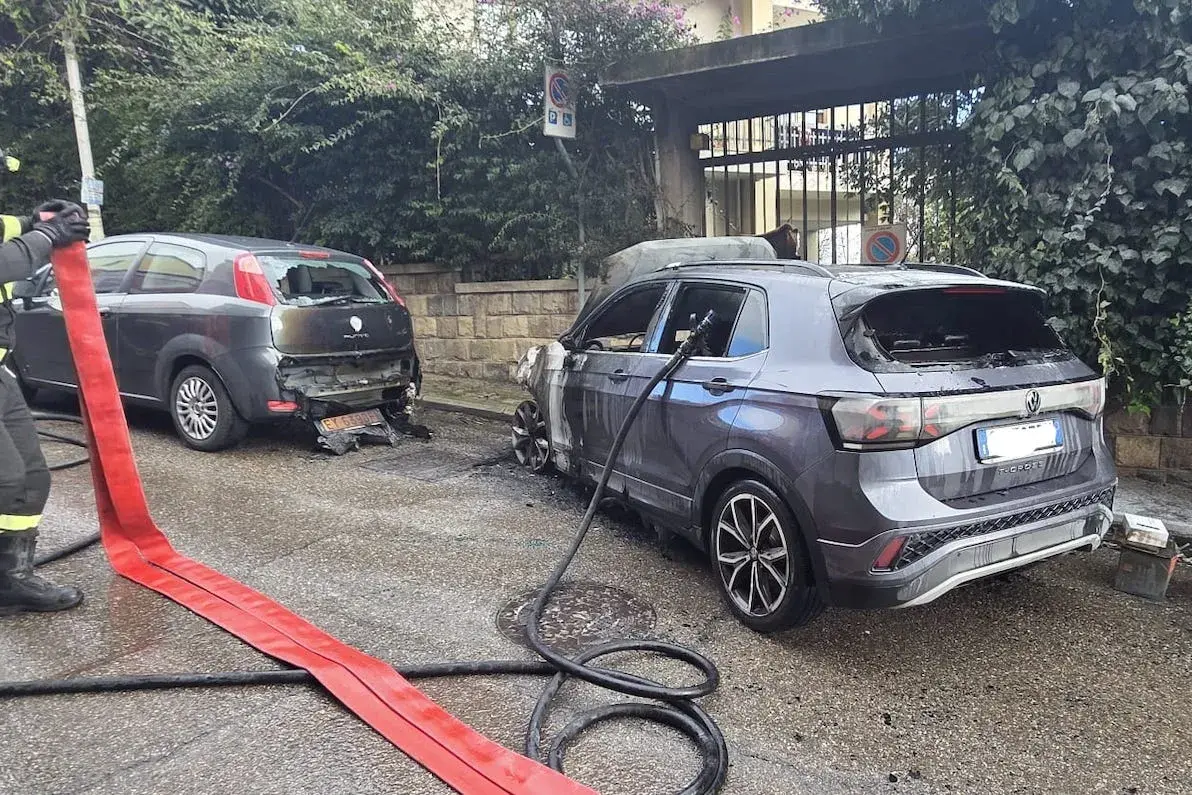 Auto in fiamme in via Goito, a Cagliari: si indaga per attentato incendiario
