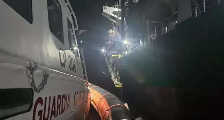 Malore su una nave mercantile, marittimo soccorso a La Maddalena