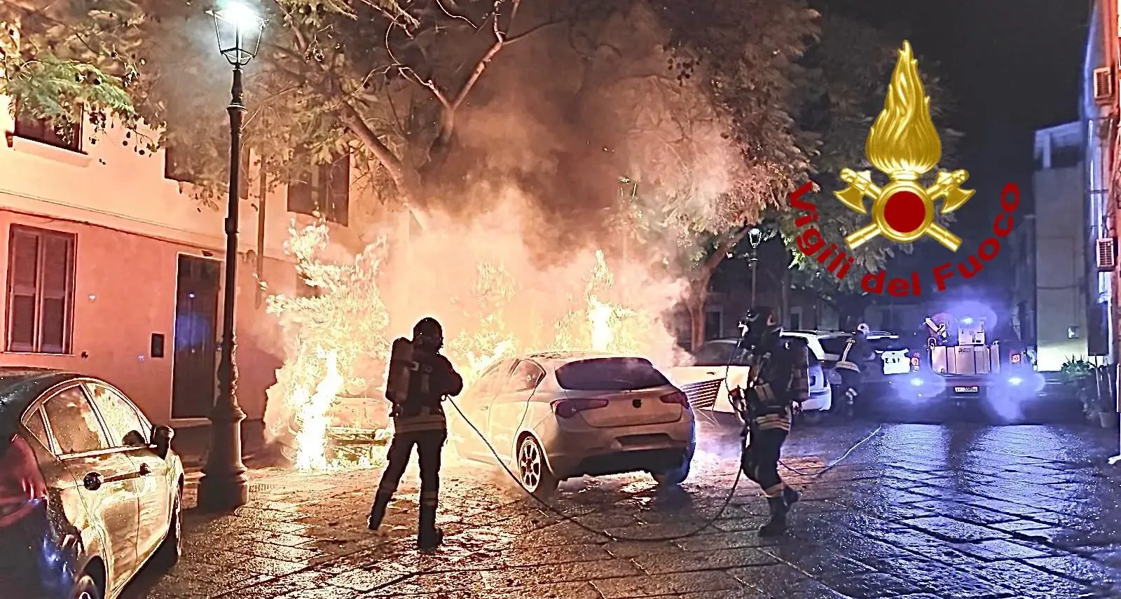 Notte di fuoco nel centro storico di Sassari: in fiamme due auto e uno scooter