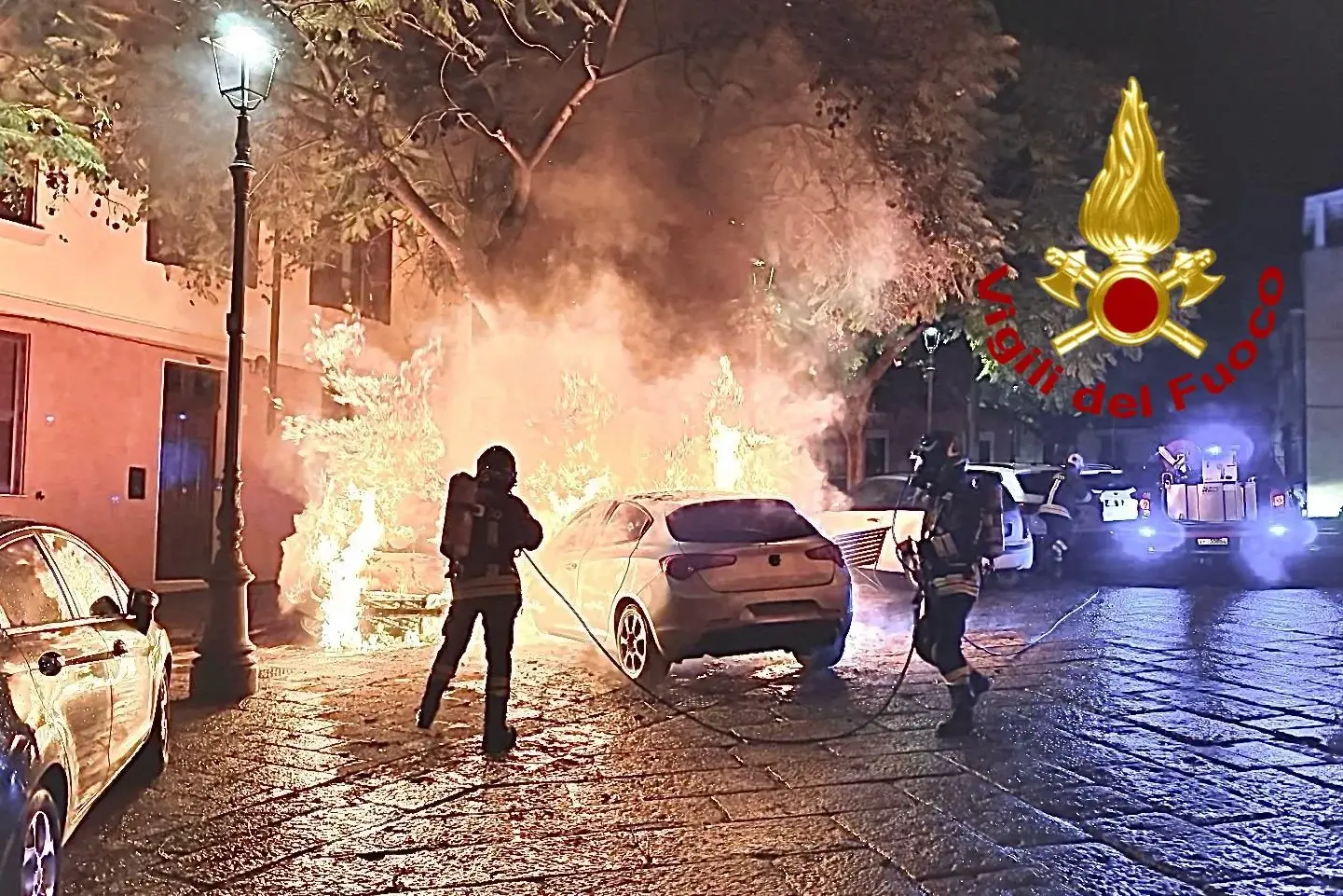 Notte di fuoco nel centro storico di Sassari: in fiamme due auto e uno scooter