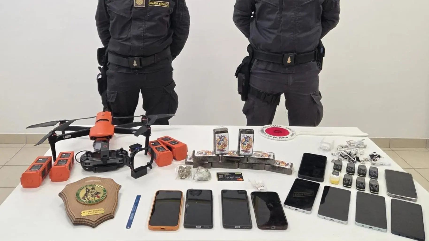 Tentano di introdurre cellulari e droga con il drone nel carcere di Nuchis: arrestati
