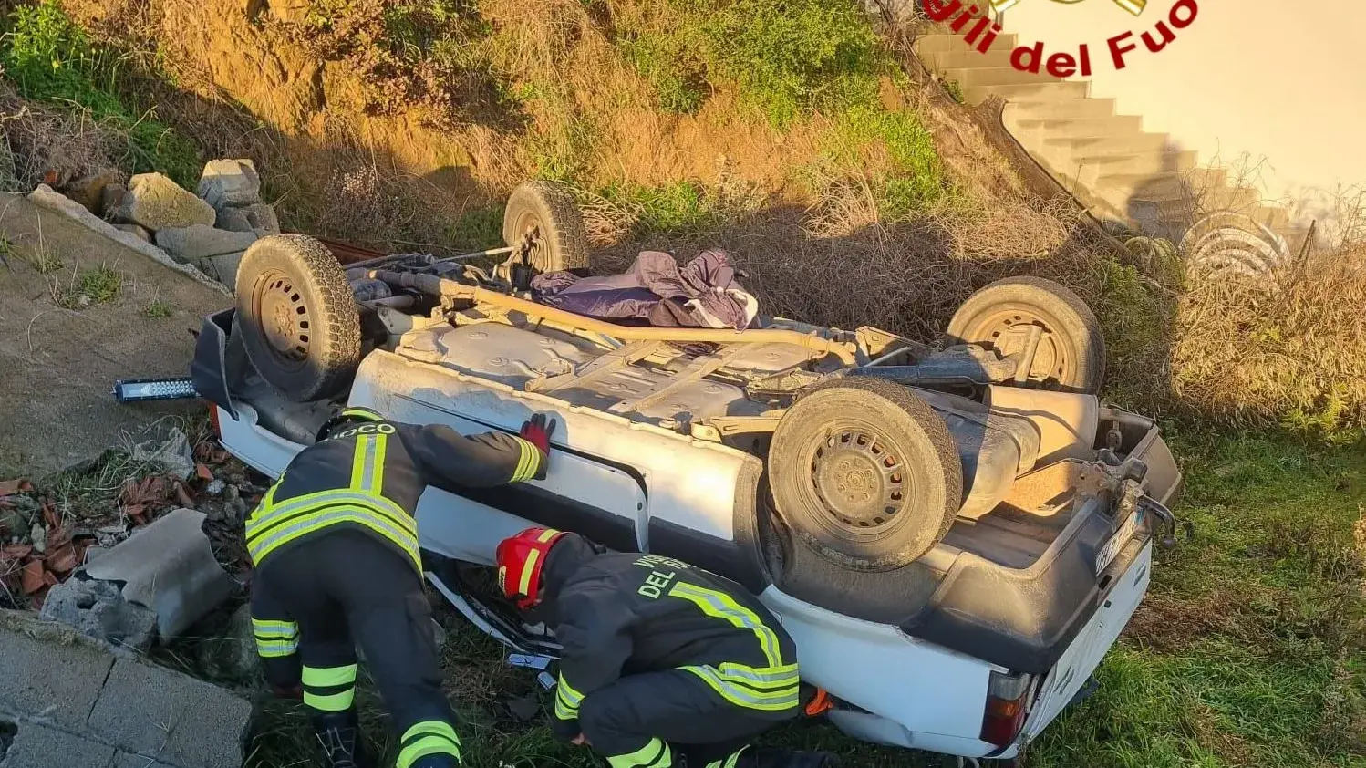 Paura all’alba a Elini, auto vola giù per otto metri e si ribalta: giovane in codice rosso