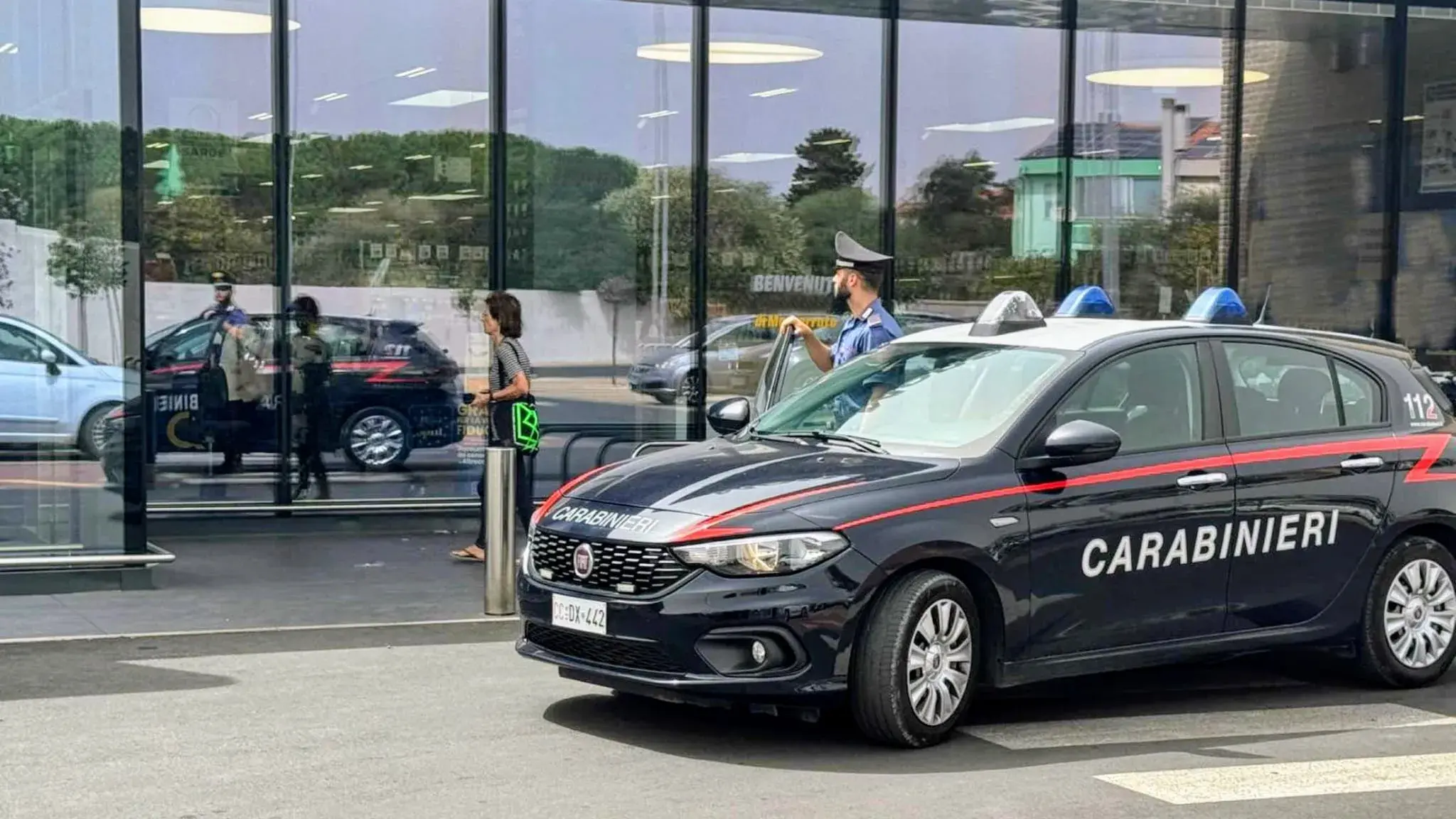 Ai domiciliari con il braccialetto elettronico, esce di casa e ruba in un negozio: arrestato 64enne ad Assemini