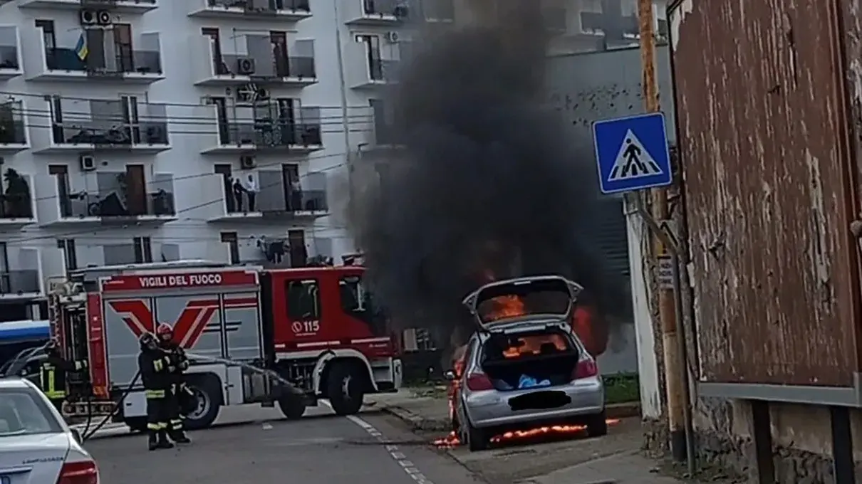 Auto in fiamme vicino al CTM, intervento dei vigili del fuoco a Cagliari