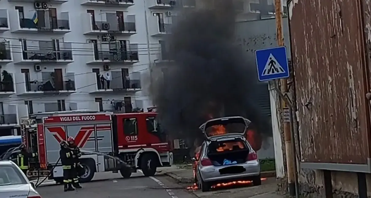 Auto in fiamme vicino al CTM, intervento dei vigili del fuoco a Cagliari