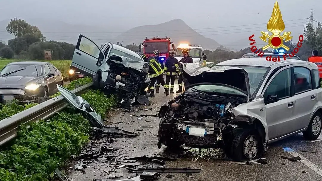 Scontro frontale tra due auto sulla SP 86 a Villamassargia: donna estratta dalle lamiere