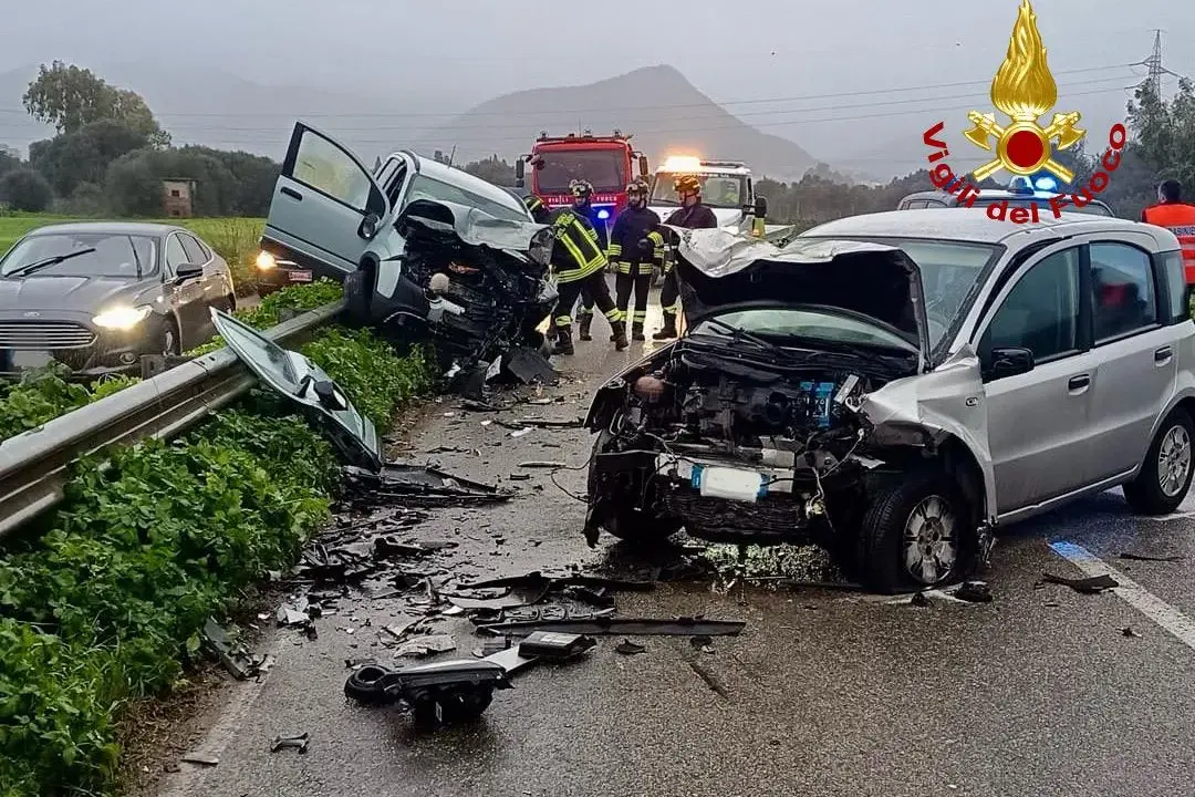 Scontro frontale tra due auto sulla SP 86 a Villamassargia: donna estratta dalle lamiere
