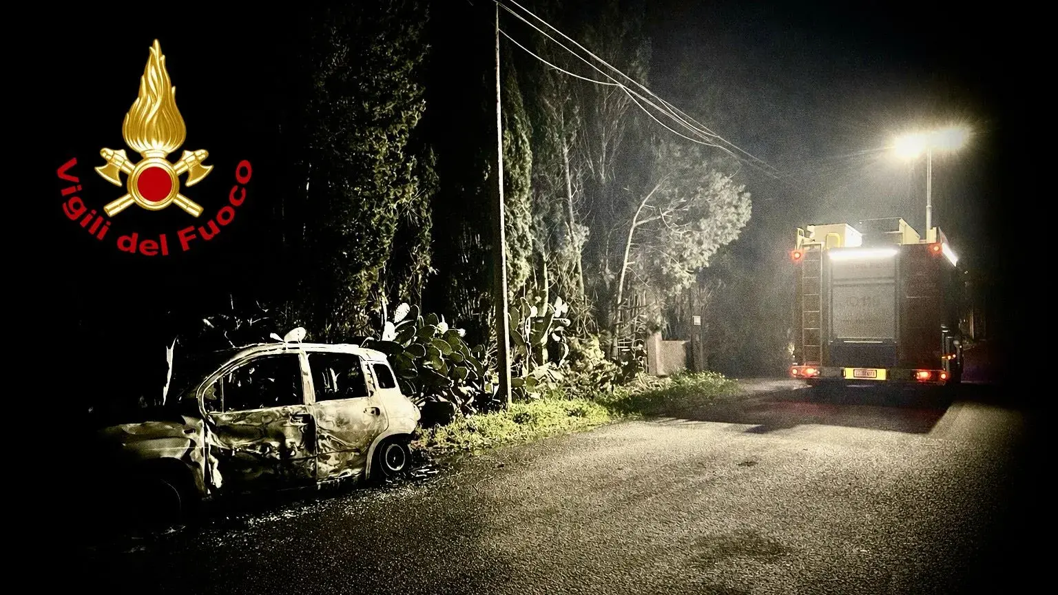 Incendio ad Assemini: auto completamente distrutta dalle fiamme, indagini in corso