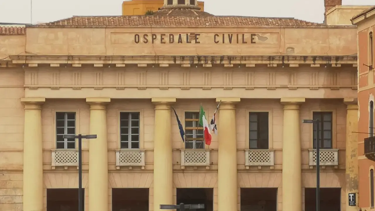 L'ospedale San Giovanni di Dio a Cagliari si illumina di viola per la Giornata dell'epilessia