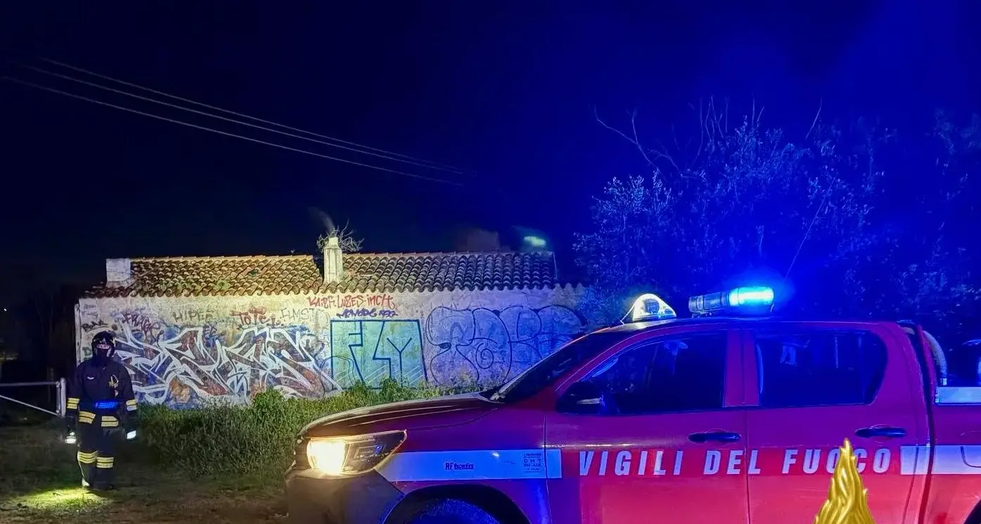 Incendio in una struttura dismessa a Olbia: salvate due persone