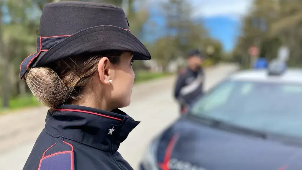 Inseguimento a tutta velocità a Tortolì: due uomini fermati con droga e coltello, denunciati