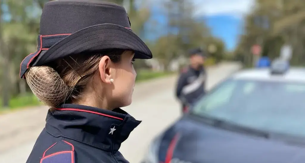 Inseguimento a tutta velocità a Tortolì: due uomini fermati con droga e coltello, denunciati