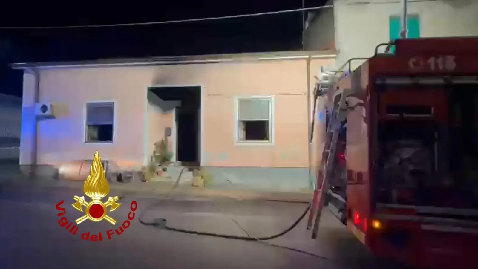 Incendio in un'abitazione a Thiesi: una persona intossicata dal fumo