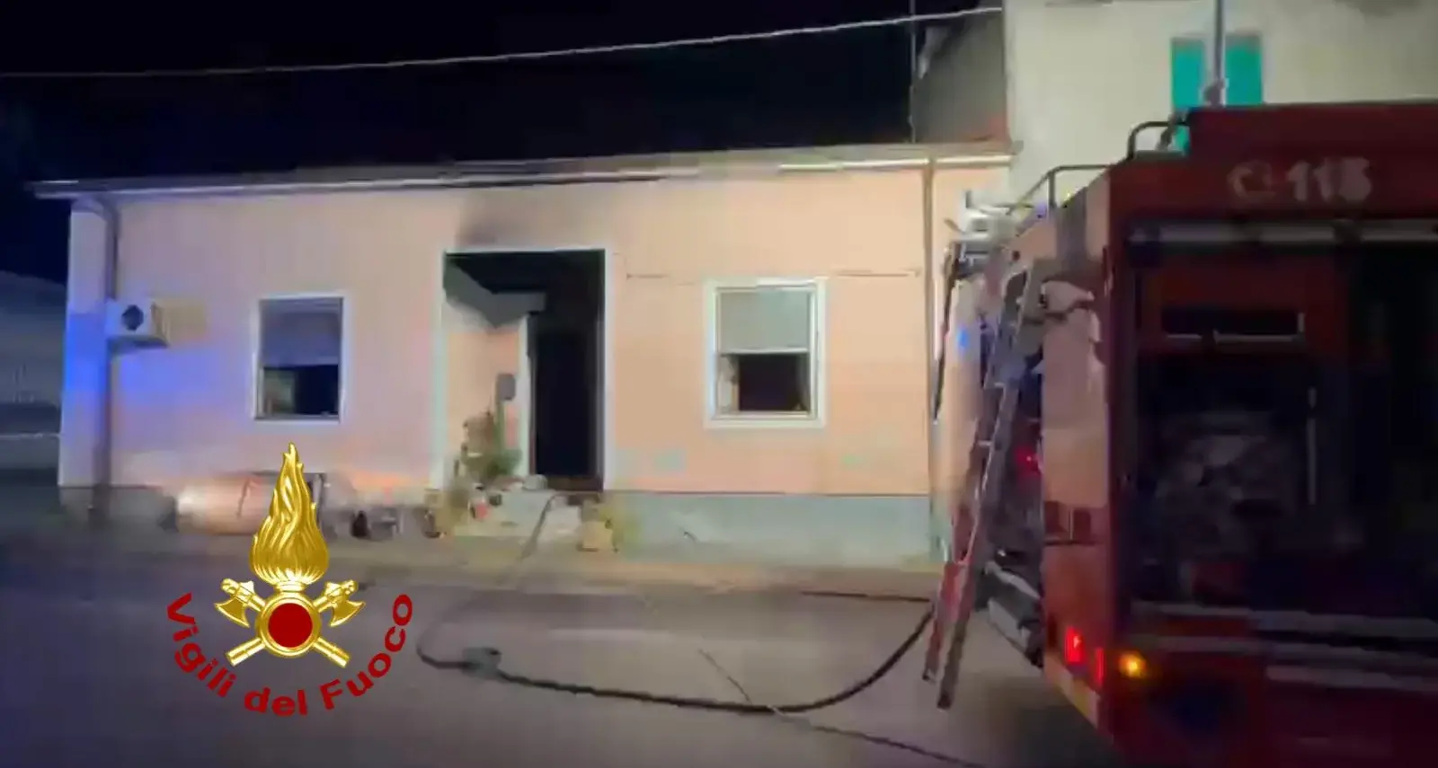 Incendio in un'abitazione a Thiesi: una persona intossicata dal fumo