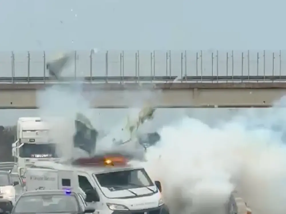 Assalto armato al portavalori sulla Lecce–Brindisi: strada bloccata ed esplosione in diretta