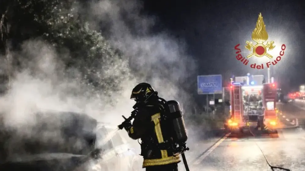 Auto in fiamme sulla ex 131 a Sestu, conducente si salva in tempo