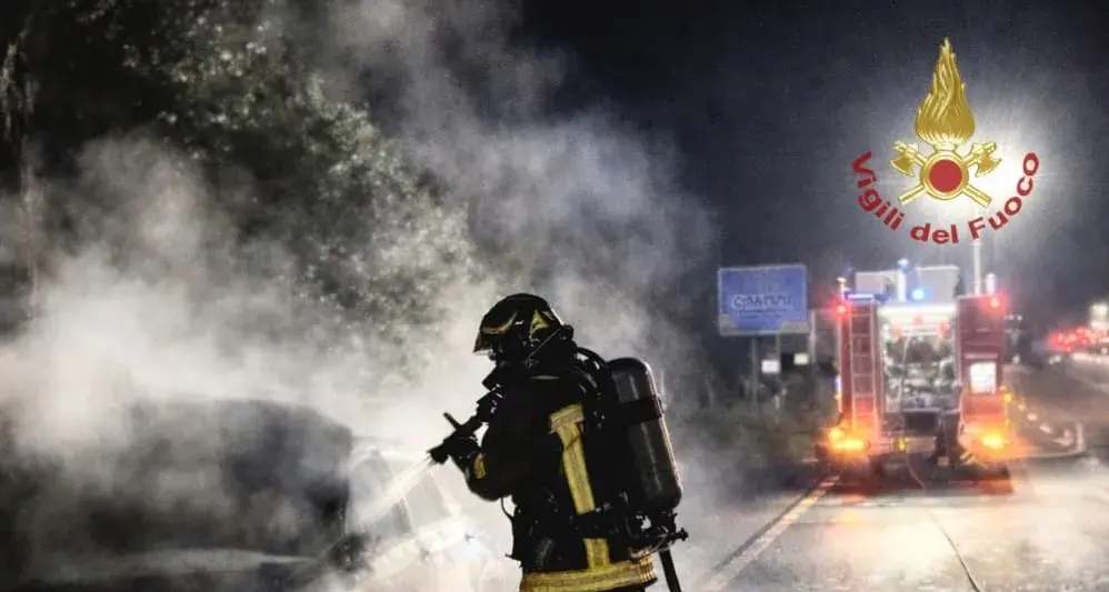 Auto in fiamme sulla ex 131 a Sestu, conducente si salva in tempo
