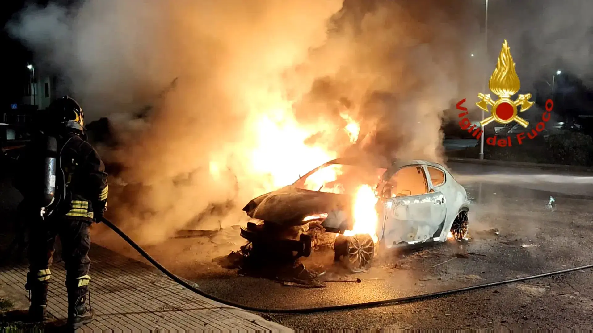 Auto e camper in fiamme nella notte ad Assemini: intervento dei Vigili del fuoco