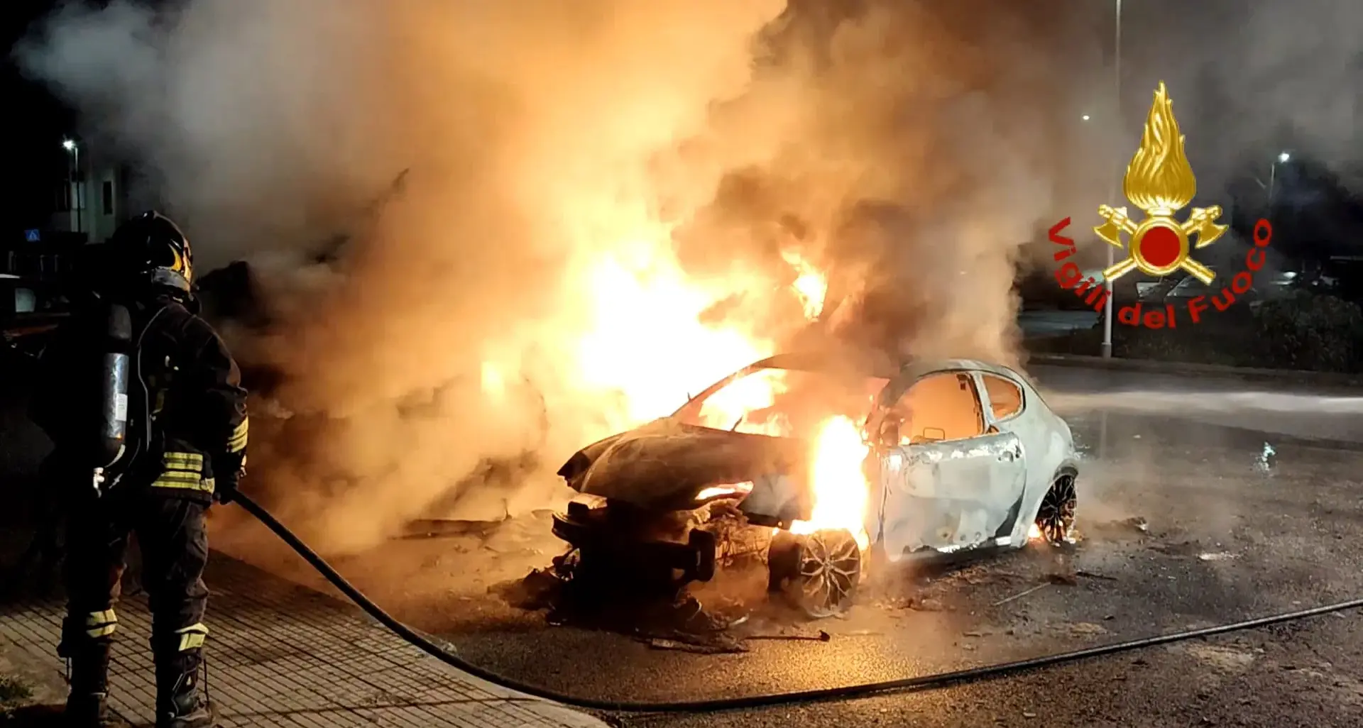 Auto e camper in fiamme nella notte ad Assemini: intervento dei Vigili del fuoco