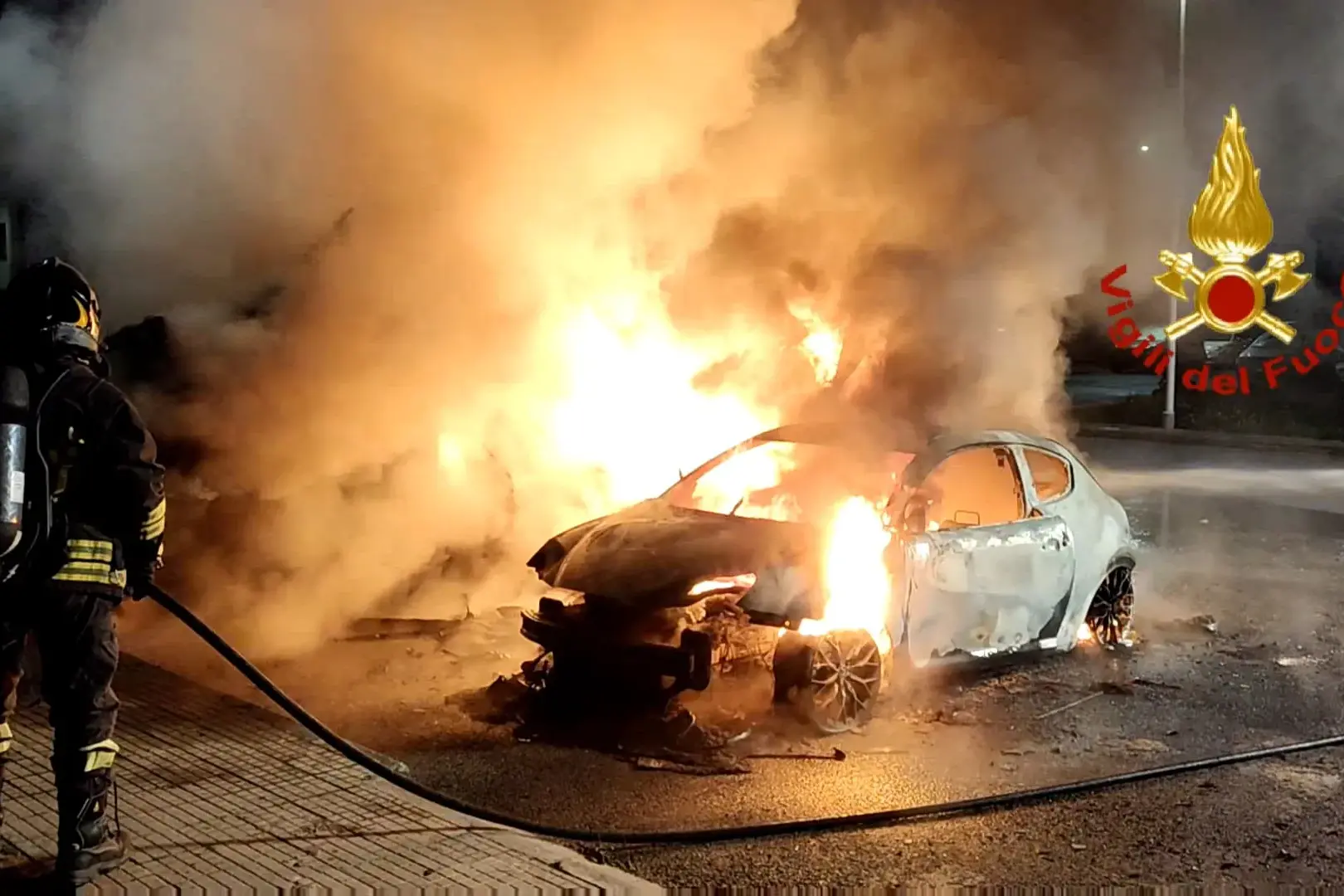 Auto e camper in fiamme nella notte ad Assemini: intervento dei Vigili del fuoco