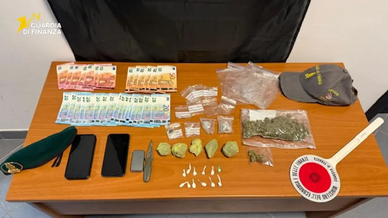 Dosi di droga con sè e in casa: giovane incastrato dal fiuto dei cani a Cagliari