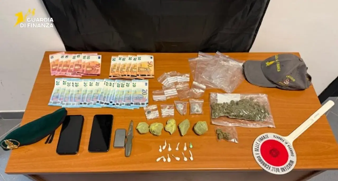 Dosi di droga con sè e in casa: giovane incastrato dal fiuto dei cani a Cagliari