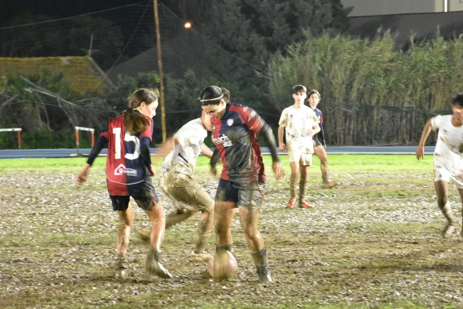 Un appello a Giulini: nel fango del CUS c’è già la squadra femminile del domani