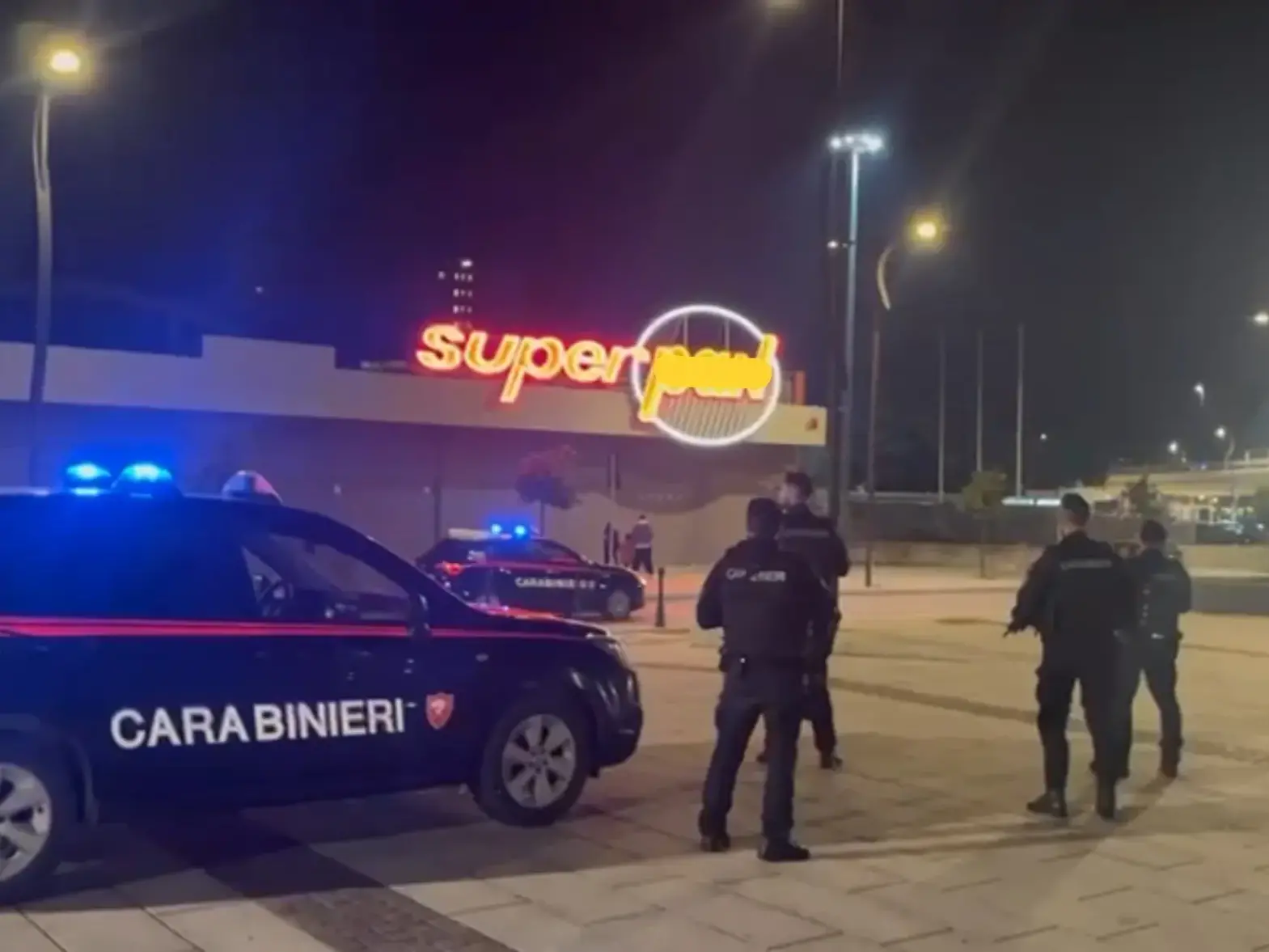 Armato di forbici ferisce due persone e uccide un cane: terrore in centro a Olbia