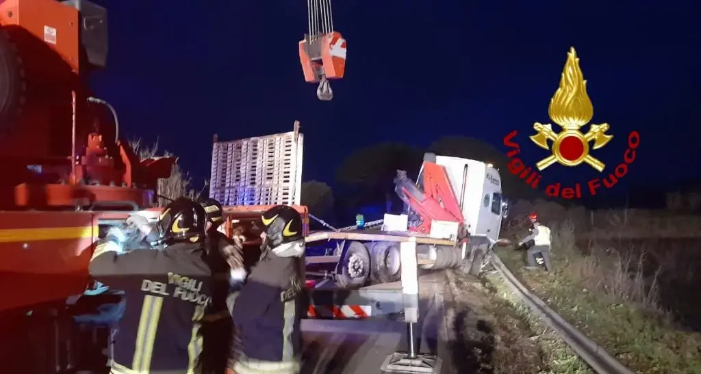 Incidente sulla SS 128 a Monastir: camion si inclina dopo aver colpito il guardrail