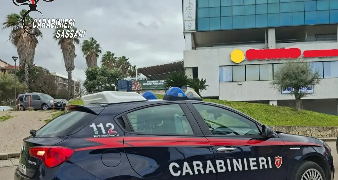 Trovato con eroina in un calzino: arresto per tentato furto e droga a Sassari