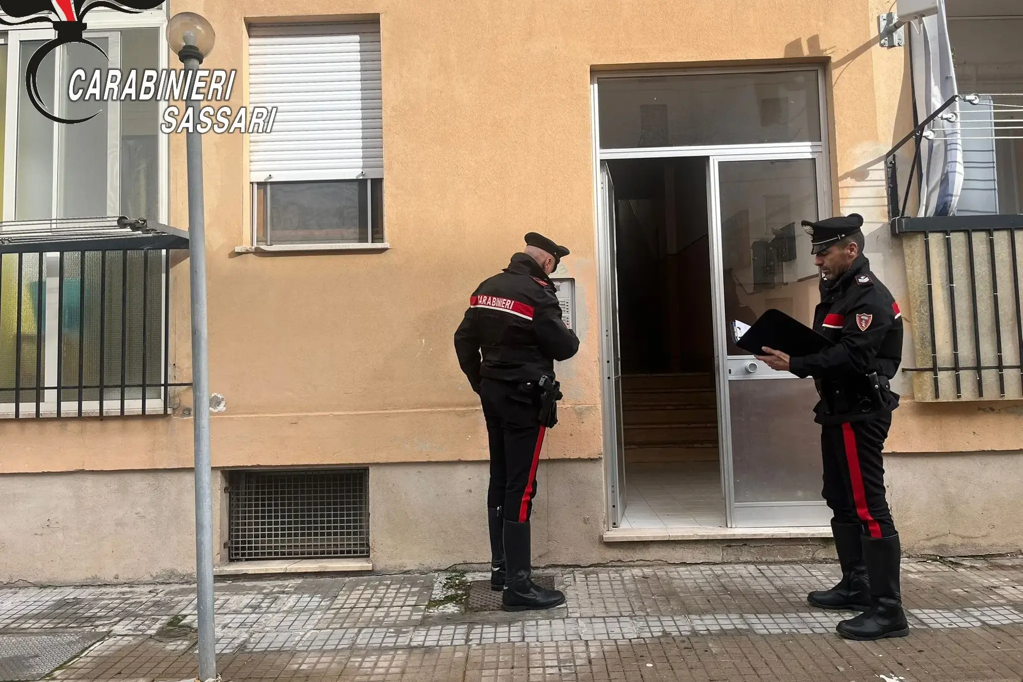 Sassari. Ecco la casa degli orrori: dalla finestra l’irruzione dei carabinieri per salvare la giovane segregata. IL VIDEO