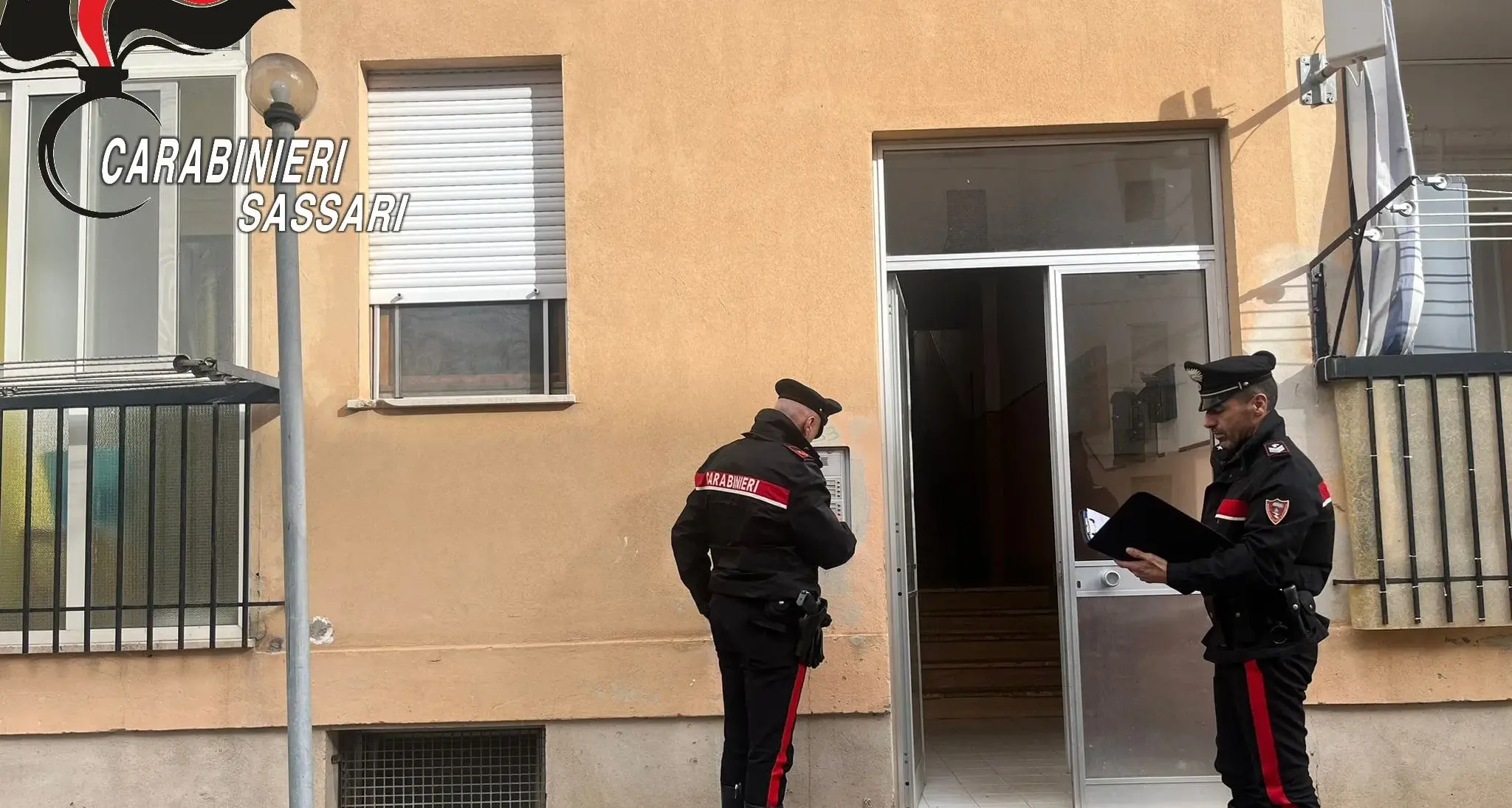 Sassari. Ecco la casa degli orrori: dalla finestra l’irruzione dei carabinieri per salvare la giovane segregata