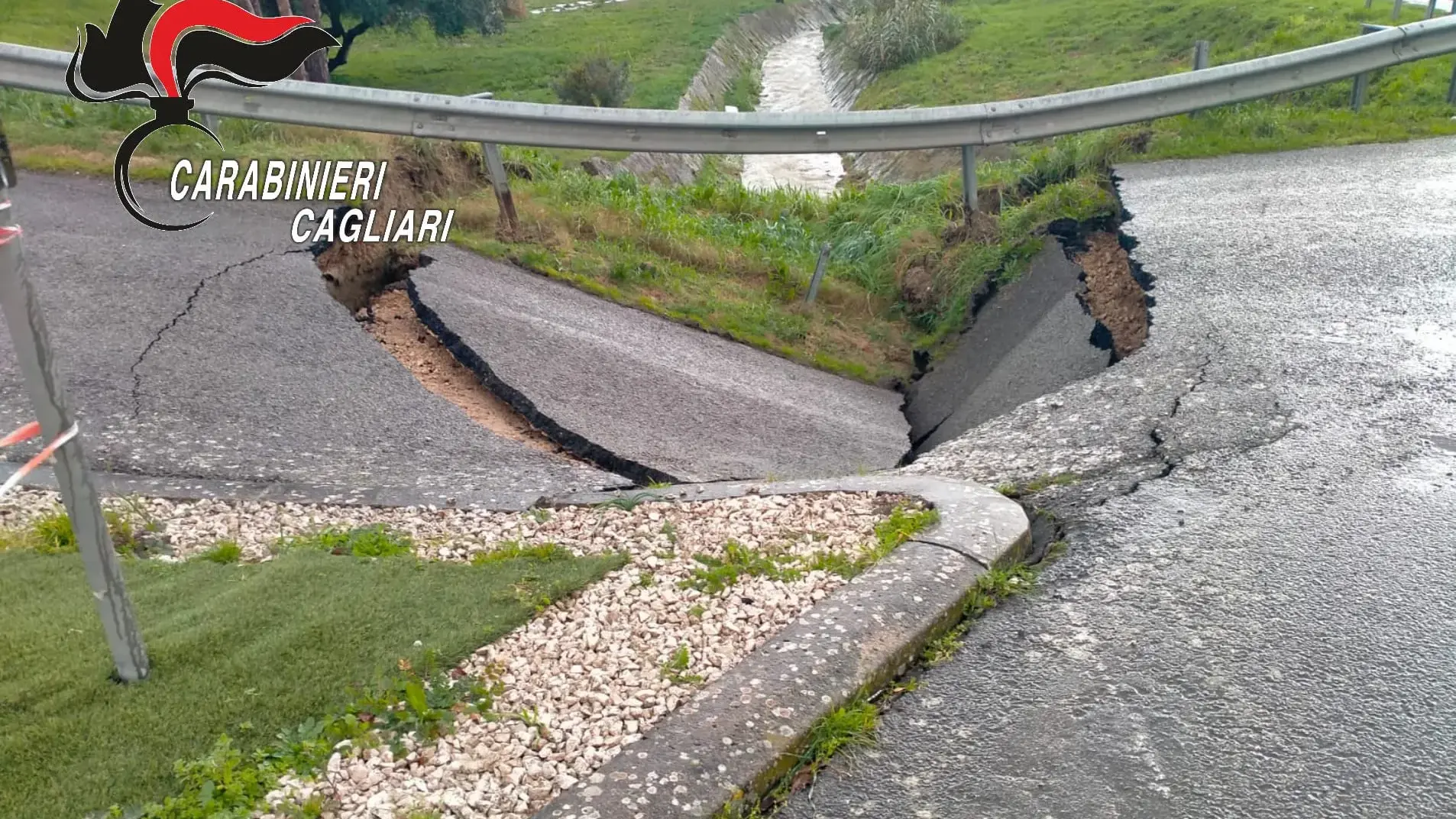 Dramma sfiorato all'ingresso di Gesico: smottamento del terreno e voragine sulla carreggiata